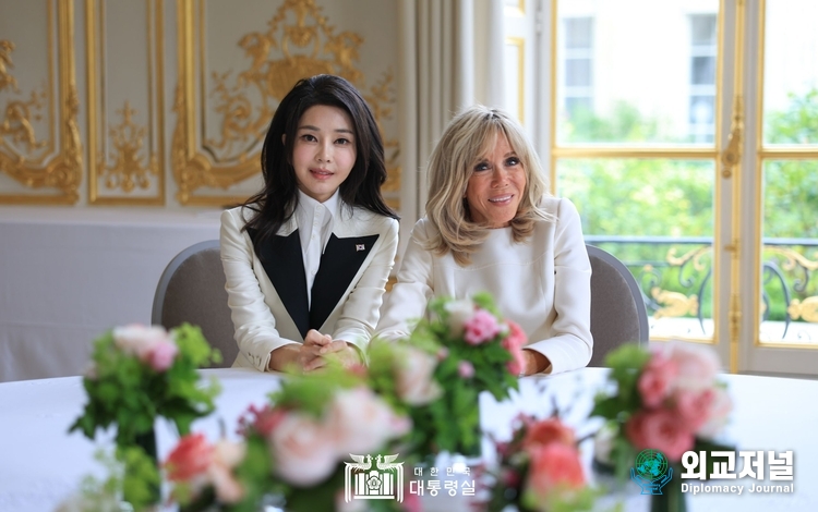  First Lady Kim Keon-hee and French First Lady Brigitte Macron attend the fellowship luncheon. (Photo by the Office of the President) 