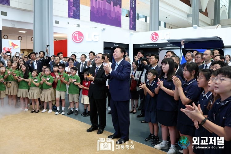  On June 22, President Yoon Suk-yeol visits the Korea-Vietnam Partnership Fair in Vietnam on June 22. Courtesy of the Office of the President