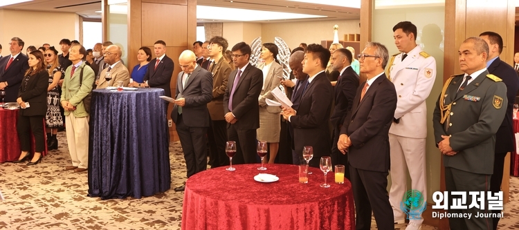  More than 100 guests, including foreign ambassadors, senior diplomats and Korean journalists, listen to the welcoming speech by Amb. Andrew Chernetsky of Belarus in Seoul at a reception to mark the Independence Day of Belarus held at Lotte Hotel in Seoul on June 28.