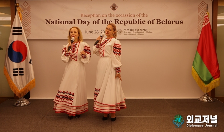  Two beautiful Belarusian ladies sing a traditional Belarusian song at a reception to mark the Independence Day of Belarus held at Lotte Hotel in Seoul on June 28.