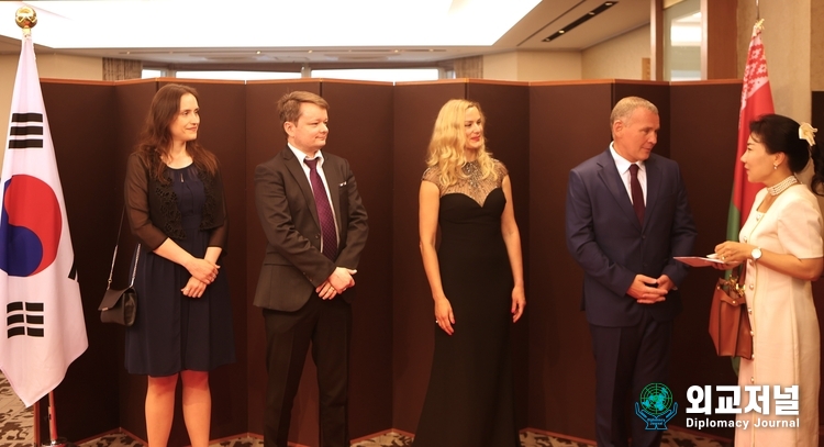 Amb. Andrew Chernetsky of Belarus in Seoul (fourth from left) and his wife and senior diplomats of the Embassy of Belarus in Seoul greet a guest at a reception to mark the Independence Day of Belarus held at Lotte Hotel in Seoul on June 28.