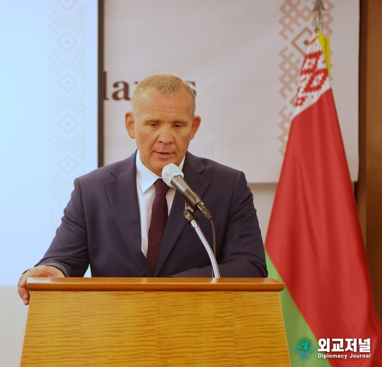  Amb. Andrew Chernetsky of Belarus in Seoul delivers a welcoming speech at a reception to mark the Independence Day of Belarus held at Lotte Hotel in Seoul on June 28.
