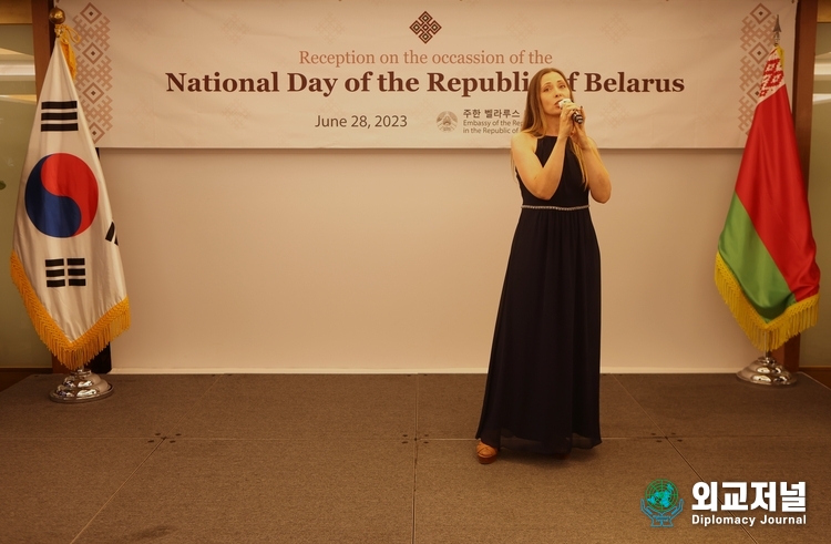  A Belarusian lady sings a traditional Belarusian song at a reception to mark the Independence Day of Belarus held at Lotte Hotel in Seoul on June 28.