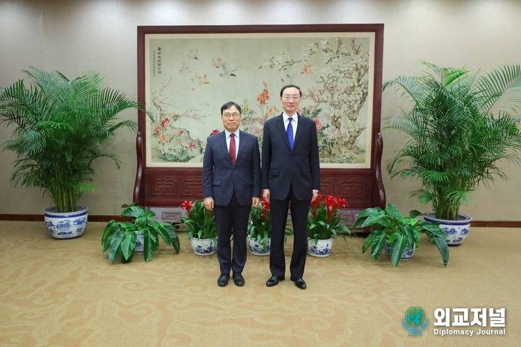  최영삼 외교부 차관보(왼쪽)와 쑨웨이둥 중국 외교부 부부장 / 외교부 제공