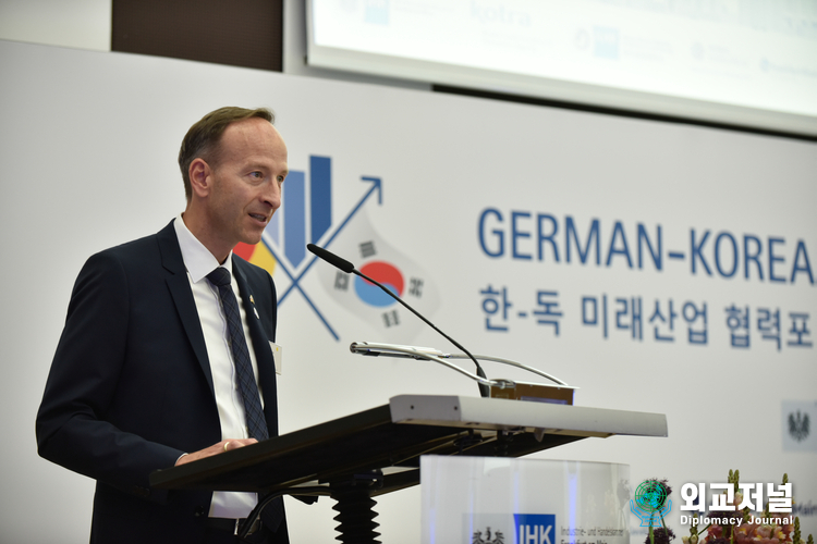  홀가 게어만 한독상공회의소 독일 회장(포르쉐코리아 대표)가 28일 독일 프랑크푸르트에 열린 ‘한독 미래산업 협력포럼’에서 개회사를 하고 있다. │사진 제공-한독상공회의소