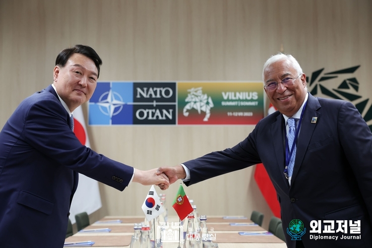  President Yoon Suk-yeol holds an informal meeting with Prime Minister António Costa of Portugal on July 11.
