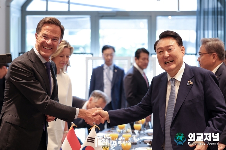  President Yoon Suk-yeol has a luncheon meeting with Dutch Prime Minister Mark Rutte on July 11.