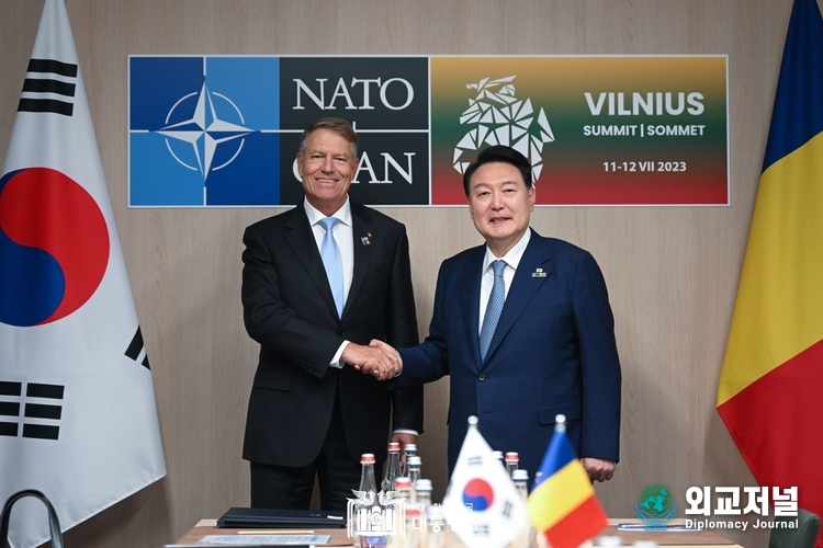 President Yoon Suk-yeol holds a summit with Romanian President Klaus Werner Iohannis on July 11. / Courtesy of the Office of the President