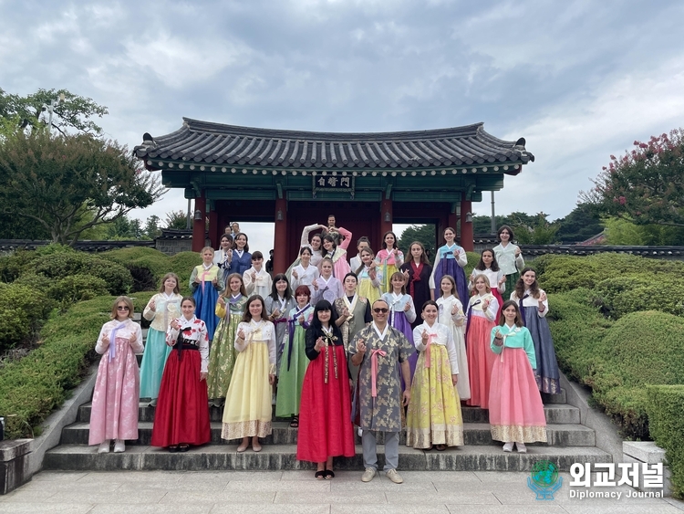  우크라이나 보그닉소녀합창단 오죽헌 방문(7월13일 오전) 사진=강릉시