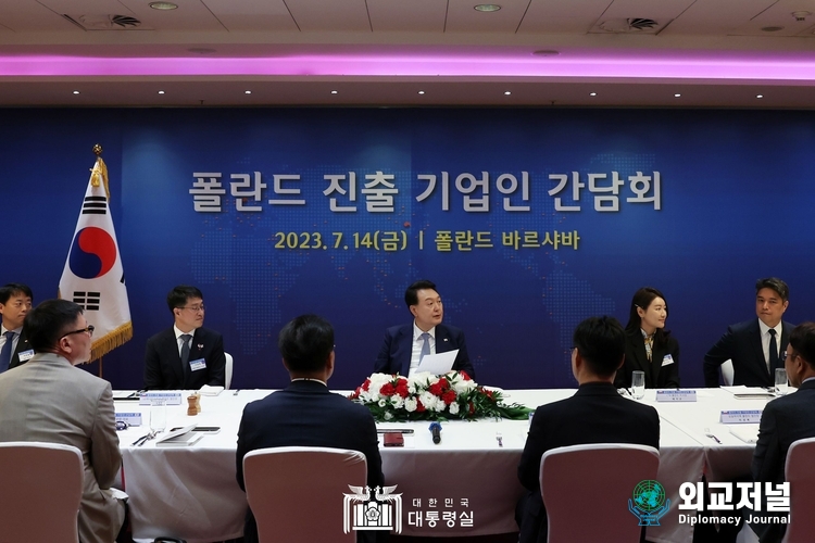  윤석열 대통령은 현지시각 7월 14일 바르샤뱌 시내 호텔에서 현지 진출 기업인들과 오찬 간담회를 하고있다. / 사진=대통령실