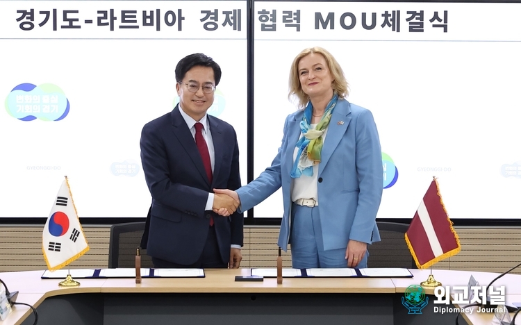  Governor Kim Dong-yeon and Latvian Minister of Economic Ilze Indriksone shake hands after holding the MOU signing ceremony the Governor's Office on July 13.