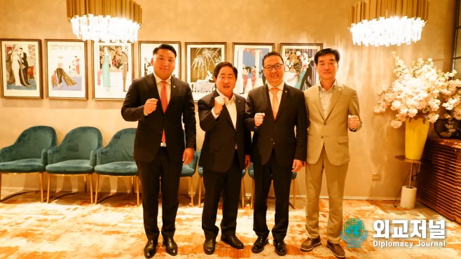  (From left) Deputy Mayor Jun Doo-ee of Ulaanbaatar, Mayor Ju Kwang-deok of Namyangju City, Minister Bat-Ulzi Bat-Erdene of the Mongolian Ministry of Environment and Tourism, and Vice Chairman Lee Sang-gi of the city council attend a consultation meeting arranged by the deputy mayor of Ulaanbaatar. 