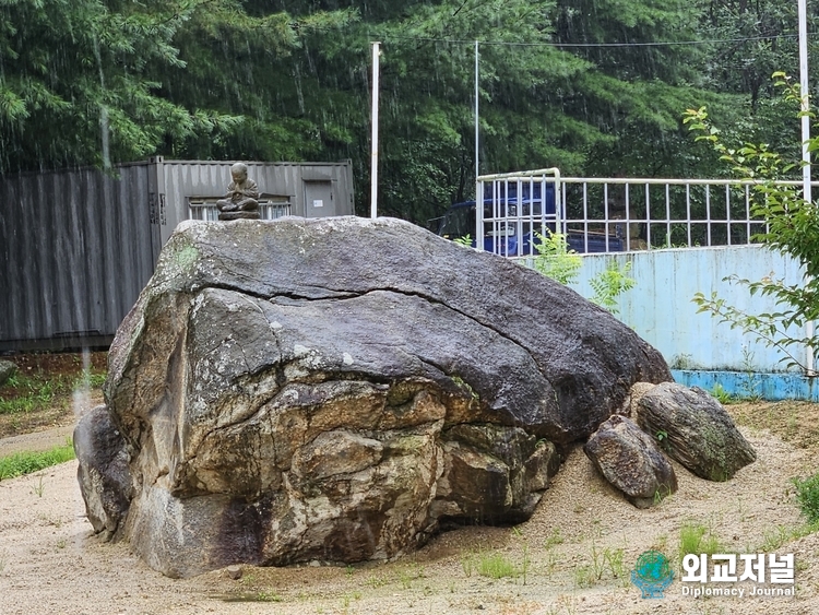 왕두꺼비 산장 마당에 있는 바위 금율약수 / 사진=왕두꺼비산장 