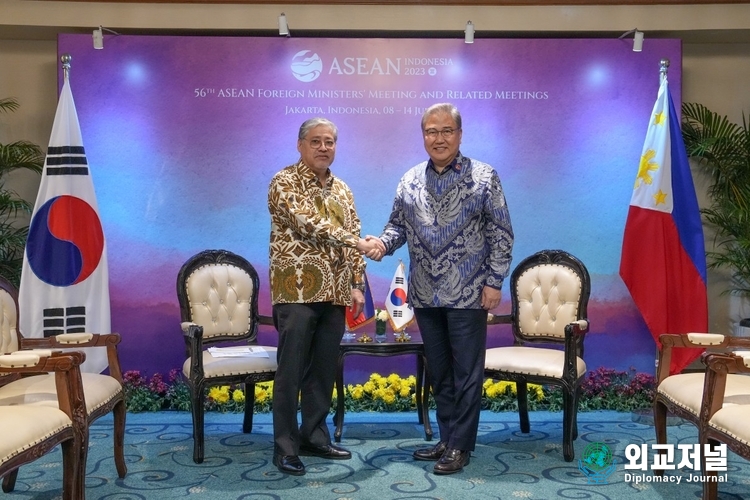  Foreign Minister Park Jin (left) and the Philippine Foreign Minister Enrique Manalo shake hands during the Foreign Ministerial Meeting held at Shangri-La Hotel in Jakarta, Indonesia on July 14 (local time). / Courtesy of the Ministry of Foreign Affairs