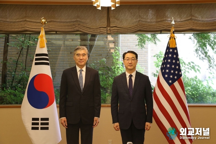  Kim Gunn, ROK Special Representative for Korean Peninsula Peace and Security Affairs, strikes a pose on July 21 in Karuizawa, Nagano Prefecture, Japan, ahead of the talks with U.S. Special Representative for the DPRK Ambassador Sung Kim and South Korean and U.S. representatives. / Courtesy of the Ministry of Foreign Affairs
