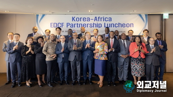The EDCF holds an "invitation meeting for African ambassadors to Korea" at the Plaza Hotel in Seoul on July 20. After the meeting, officials from the Ministry of Strategy and Finance, Korea Eximbank officials, and diplomats from the African embassies in Seoul are taking a commemorative photo. / Courtesy of Korea Eximbank