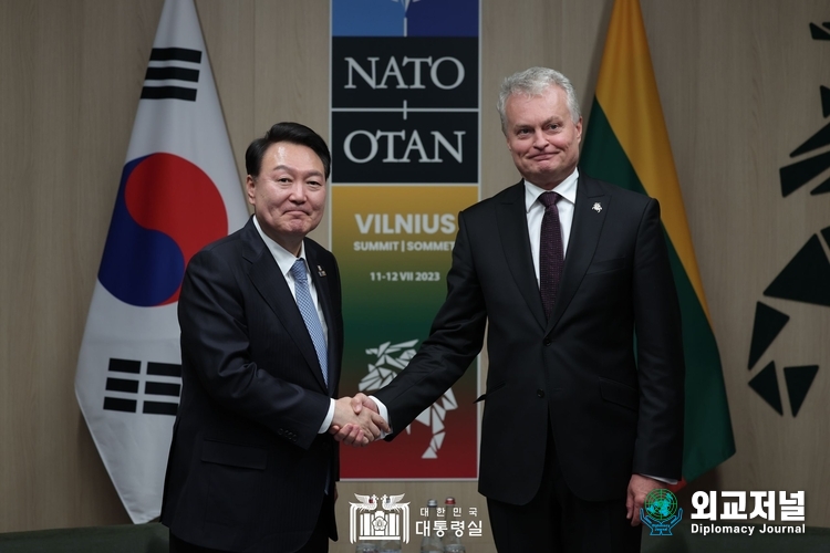  President Yoon Suk-yeol holds a summit with Lithuanian President Gitanas Nausėda on July 12.