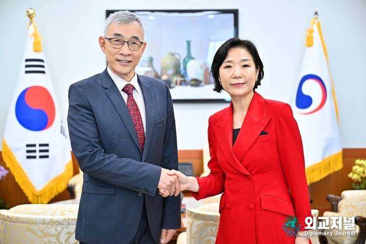 Vice Minister of Foreign Affairs Oh Young-ju (right) shakes hands with UNESCO Deputy Director-General Qu Xing in Seoul on July 25.