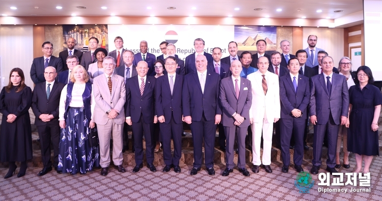 Diplomatic envoys in South Korea are taking commemorative photos.