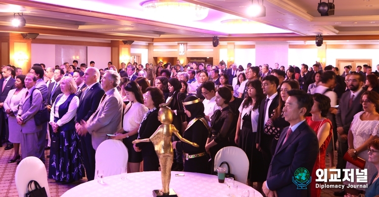 Foreign and domestic distinguished guests gathered to extend their congratulations.