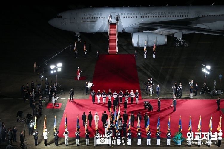 President Yoon Suk-yeol presides over the government's first repatriation ceremony for fallen soldiers of the Korean War since taking office. / Courtesy of the Presidential Office