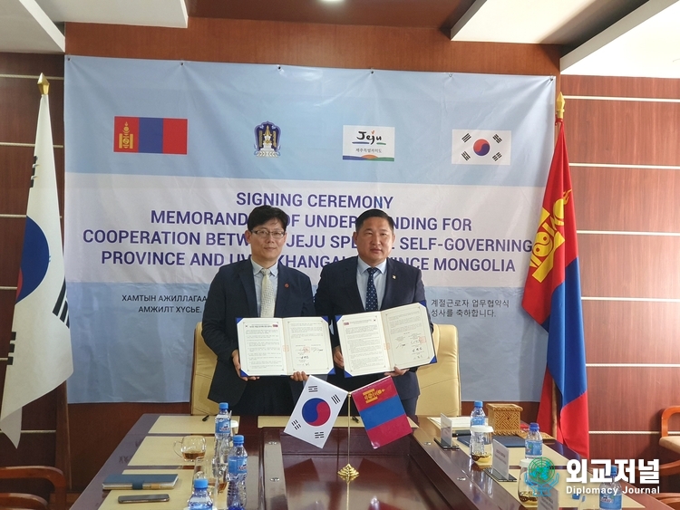  Moon Kyung-sam, the head of Jeju's Agriculture and Livestock Department, and Adiyadeljing Ishdorj, the governor of Mongolia Uvurkhangai State, pose for the camera after signing the MOU on the introduction of foreign seasonal workers at the Uvurkhangai State Office.