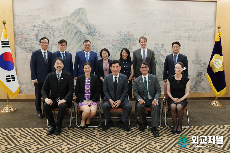 Speaker Kim Jin-pyo of the National Assembly meets with Frank Jannuzi, Chairman of the Mansfield Foundation, and other delegates./ Courtesy of the National Assembly