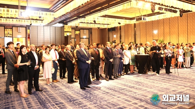  On July 27th, dignitaries from both Peru and Korea attended the celebration of the 202nd Peruvian Independence Day and the 60th anniversary of diplomatic relations between the two countries at the Four Seasons Hotel in Seoul.