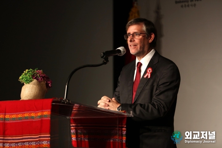  Peruvian Ambassador to Korea Paul Fernando Duclos Farodi delivers a speech at a reception to mark the 202nd anniversary of Peru's Independence Day and the 60th anniversary of diplomatic relations with South Korea at the Four Seasons Hotel in Sejong-ro, Seoul on July 27.