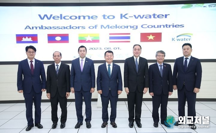 Yun Seog-dae, CEO of K-water (center), poses for the camera with ambassadors from five countries in the Mekong River basin, including Cambodia, Laos, Myanmar, Thailand and Vietnam, to promote cooperation in the Korea-Mekong water sector.
