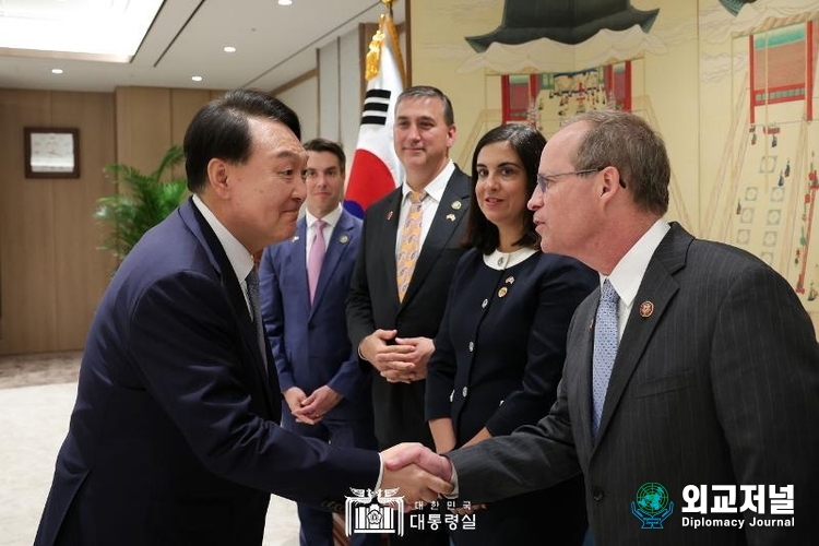 President Yoon Suk-yeol (left) on July 31 shakes hands with U.S. Rep. Gregory F. Murphy, a member of a visiting delegation from the House of Representatives, at the Office of the President in Seoul's Yongsan-gu District. (Office of the President)
