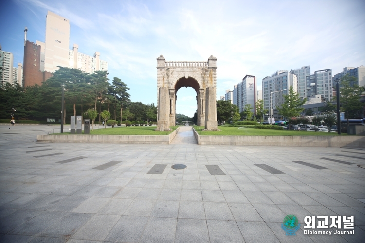  서울 독립문<br>
서울 Dongnimmun Arch, Seoul<br>
사적 Historic Site<br>
독립문은 우리 3천만 거의 독립 정신을 영원히 상징하는 것<자유신문> 1947년 11월 17일<br>
<br>
독립문은 자주독립의 의지를 다짐하기 위하여, 중국 사신을 맞이하던 영은문을 철거하고 그 자리에 세운 것이다.<br>
<br>
우리 민족의 자발적인 참여 속에서 서재필이 조직한 독립협회가 모금을 주도하고 고종의 승인을 얻어 1897년 11월 20일에 완공하였다.<br>
<br>
경성부사」에 따르면 러시아인 사마틴이 설계하고, 조선인 화강암을 쌓아 만든 독립문의 중앙에는 무치개<br>
심의석이 공사하였다.<br>
<br>
모양의 홍예문이 있고 왼쪽 내부에는 옥상으로 올라가는 돌계단이 있다.<br>
<br>
옥상에는 돌난간을 둘렀으며 홍예문의 가운데 이맛돌에는 대한제국 황실을 상징하는 오얏꽃 무늬를 새겼다. 문의 앞면과 뒷면에 있는 현관석에는 각각 한글과 한자로 '독립문'을 새기고 그 좌우에는 태극기를 새겼다. <br>
<br>
본래는 현재 위치에서 남동쪽으로 70m 떨어진 길 가운데에 있었는데, 1979년 성산대로를 공사하면서 이곳으로 옮기게 되었다.<br>
<br>
독립문의 '독립'은 '식민 통치로부터의 해방'이 아니라 '홀로 설 수 있는 주권 국가'라는 의미를 갖고 있다. 독립문은 주권을 위협하는 열강들 사이에서 주권을 지키고자 하는 의지를 세계에 알리려는 모든 국민들의 노력이 담긴 역사적 기념물이라 할 수 있다.<br>
