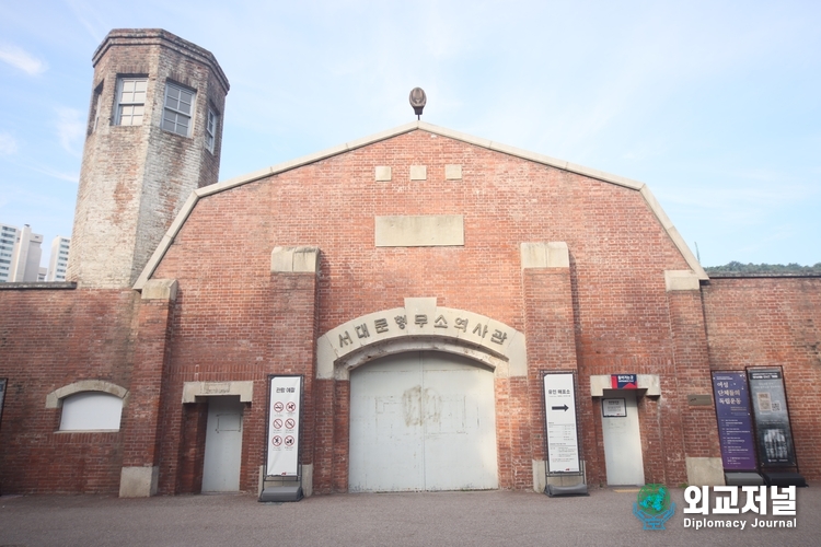  서울 구 서대문형무소 |务所<br>
Former Seodaemun Prison, Seoul<br>
YA(西大門)刑務所<br>
Seodaemun Hyeonmuso(Gefängnis)<br>
사적 제324호<br>
Historic Site No. 324<br>
史迹第324号<br>
Nationale historische Statte Nr. 324<br>
<br>
서대문형무소는 일본제국주의가 지은 근대식 감옥이다. 1908년 10월에 문을 열어 1987년 11월에 폐쇄될 때까지 80년 동안 감옥으로 사용되었다. 옥사는 붉은 벽돌로 지어졌고 수감자를 효과적으로 감시할 수 있는 원형 감옥형태인 패놉티콘 구조로 만들어졌다.<br>
<br>
일제강점기에는 식민지배에 맞섰던 많은 항일 독립운동가들이 갇혔으며, 해방 후에는 독재정권과 군사 정권에 저항했던 민주화 운동가들이 갇혔던 역사의 현장이다. 1908년 경성감옥, 1912년 서대문감옥,<br>
<br>
1923년 서대문형무소, 1945년 서울형무소, 1961년 서울교도소, 1967년 서울구치소로 이름이 여러 차례 바뀌었다. 1987년 11월 서울구치소가 경기도 의왕시로 이전한 뒤 역사성과 보존가치를 그려하여 보안과 청사, 제9~12옥사, 공작사, 한센병사, 사형장 등을 남겨 두고 나머지 시설은 모두 철거되었다.<br>
<br>
이후 서대문구에서 현장을 보존하고 역사의 교훈으로 삼고자 1998년 11월 5일 서대문형무소역사관으로 개관했다. <br>
