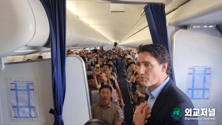 Canadian Prime Minister Justin Trudeau on Aug. 1 thanked the South Korean aid workers on a plane back home that was dispatched to extinguish Canadian forest fires. /Courtesy of the Canadian Prime Minister Trudeau on Twitter