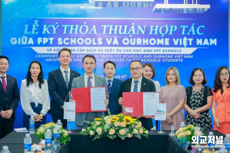 Kim Hwan-sun, head of Ourhome's overseas business division (fourth from left) and Nguyen Xuan Phong, CEO of FPT Education (sixth from left), are taking a commemorative photo at the business agreement ceremony held at FPT University in Hanoi, Vietnam, on Aug. 4.