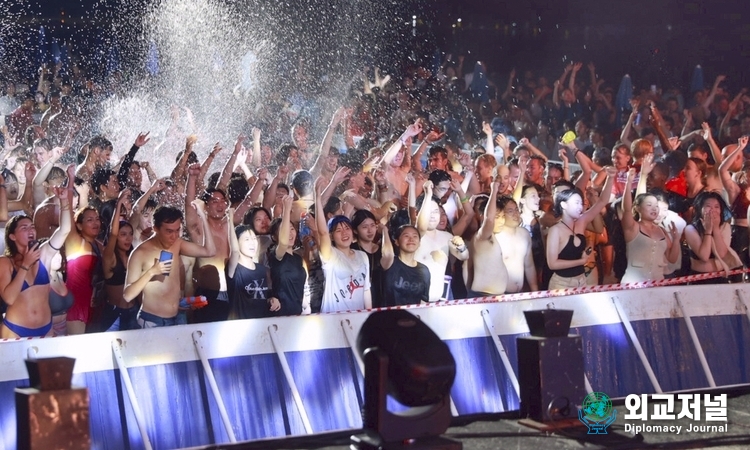 Participants in the 2023 Saemangeum World Scout Jamboree enjoy playing in the water and performing at Byeonsan Beach on Aug. 7./ Courtesy of Buan-gun, Jeollabuk-do
