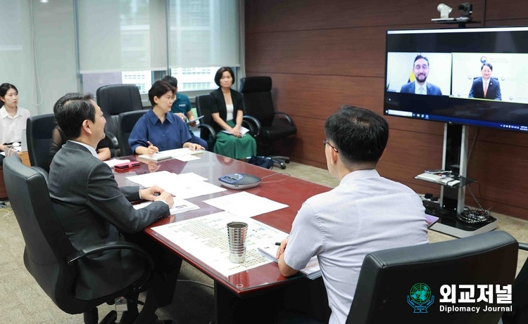 Minister for Trade Dukgeun Ahn (left) holds talks with Ecuador’s recently appointed Production, Foreign Trade, Investments and Fisheries Minister Daniel Legarda Touma on August 9 via videoconferencing to discuss measures to further the Korea-Ecuador Strategic Economic Cooperation Agreement (SECA) negotiation progress./ Courtesy of the Ministry of Trade, Industry and Energy