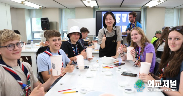 Norwegian scouts participating in the 2023 Saemangeum World Scout Jamboree enjoy the Korean pottery painting experience at the National Museum of Korea's Education Hall on Aug. 9.