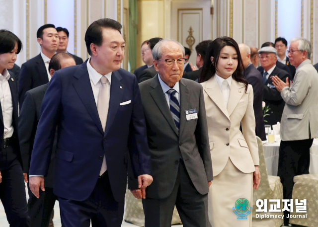 President Yoon Suk-yeol and First Lady Kim Keon-hee, along with patriot Kim Young-kwan, are entering a luncheon for independence fighters and bereaved families at the President’s Guest House on Aug. 9. / Courtesy of the President’s Office