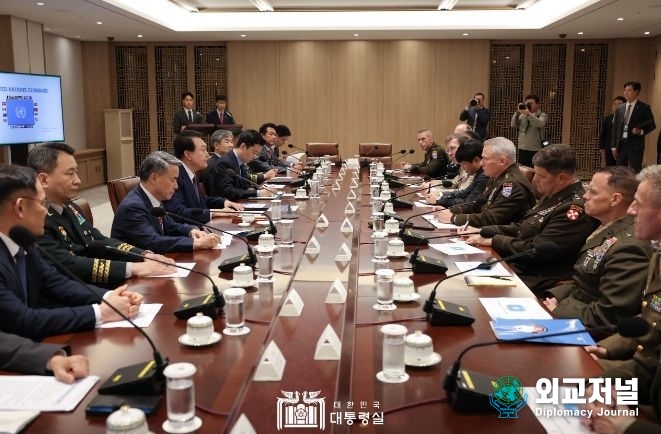 President Yoon Suk-yeol (left, center) presides over a meeting with key UNC (United Nations Command) officials at the President's office on August 10. / Courtesy of the President’s Office
