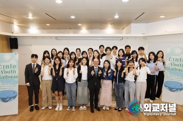 Members of the 2023 Disarmament and Non-Proliferation Youth Mission pose for the camera with Robert Floyd, secretary general of the Comprehensive Nuclear Test Ban Treaty Organization, at the Ministry of Foreign Affairs on Aug. 10.