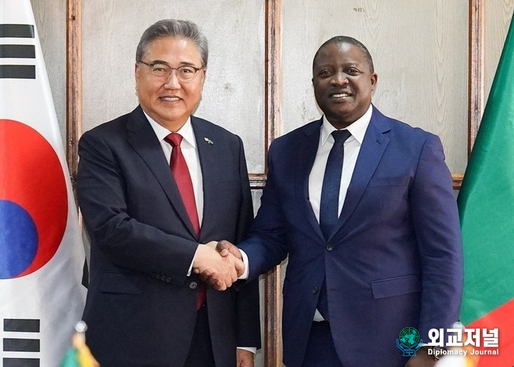 Minister of Foreign Affairs Park Jin (left) shakes hands with Zambia’s Minister of Foreign Affairs and International Cooperation Stanley Kasongo Kakubo in Zambia on August 10.