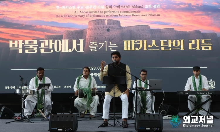 Pakistani musician Ali Abbas and a four-member band perform during a concert held at the National Museum of Korea in Yongsan-gu, Seoul in celebration of 40 years of diplomatic relations between Korea and Pakistan.