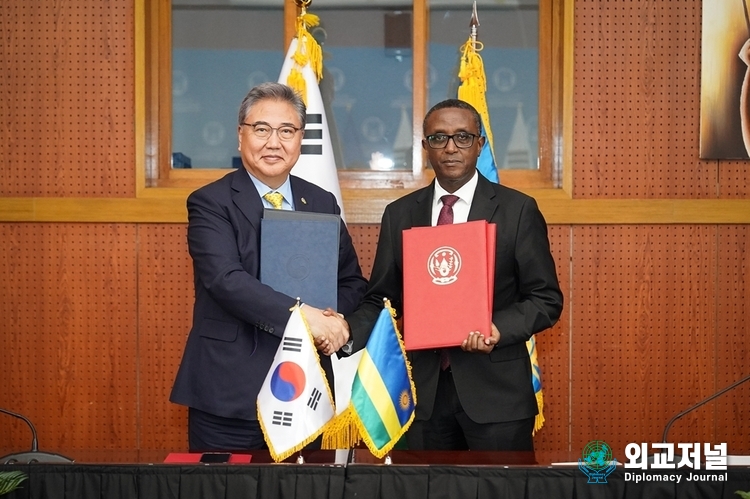 Minister of Foreign Affairs Park Jin (left) shakes hands with Minister of Foreign Affairs and International Cooperation of Rwanda Vincent Biruta on August 12. / Courtesy of the Ministry of Foreign Affairs 