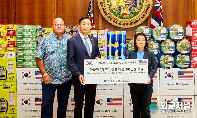 Consul-General of Korea to Honolulu Lee Seo Young (second from left) hands over the Korean government’s emergency relief items to Lieutenant Governor Sylvia Luke (right) at the Hawaii State Capitol in downtown Honolulu on August 16, local time.