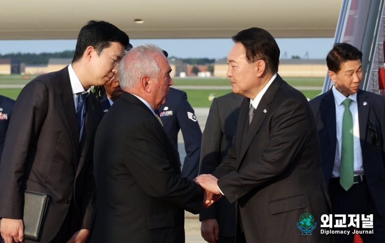 President Yoon Suk-yeol, who arrived at Andrews Air Force Base near Washington, shakes hands with welcoming people after getting off Air Force Unit 1 on Aug. 17 (local time).