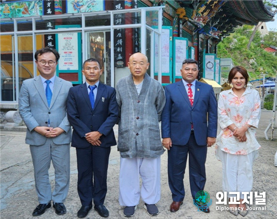 (From the left) Kim Sung-hoon, a special professor at Pusan National University of Foreign Studies; Chandra Prakash Gharti, Mayor of Bheri Municipality of Nepal;<br>
Buddhist monk Dongjin, head of the Buddhist Jogye Order's Jongjeong; and Ashok Kumar Byanju Shrestha, Mayor of Dhulikhel Municipality of Nepal pose for the camera.