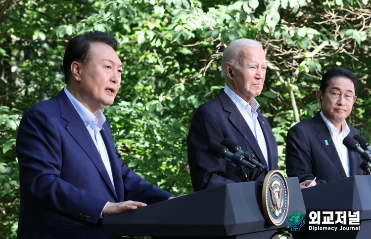President Yoon Suk-yeol (left) delivers a speech at a joint press conference with U.S. President Joe Biden (center) and Japanese Prime Minister Fumio Kishida after their trilateral summit at the Camp David presidential retreat in Maryland on Aug. 18, 2023.