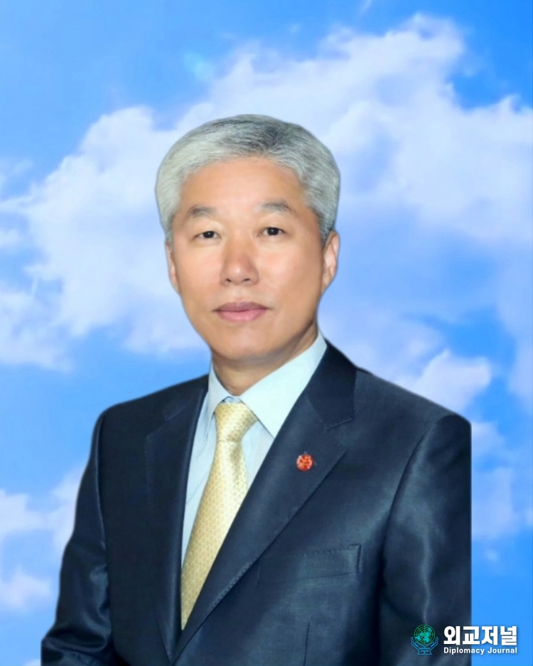 Chairman Lee Jon-young of the World Peace Art Exhibition Organizing Committee & Publisher of Diplomatic Journal