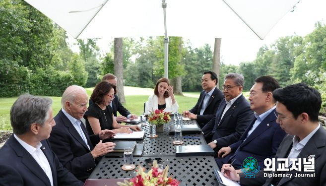 President Yoon Suk-yeol (second from right) holds a summit with U.S. President Joe Biden at Camp David, Maryland on Aug. 18.